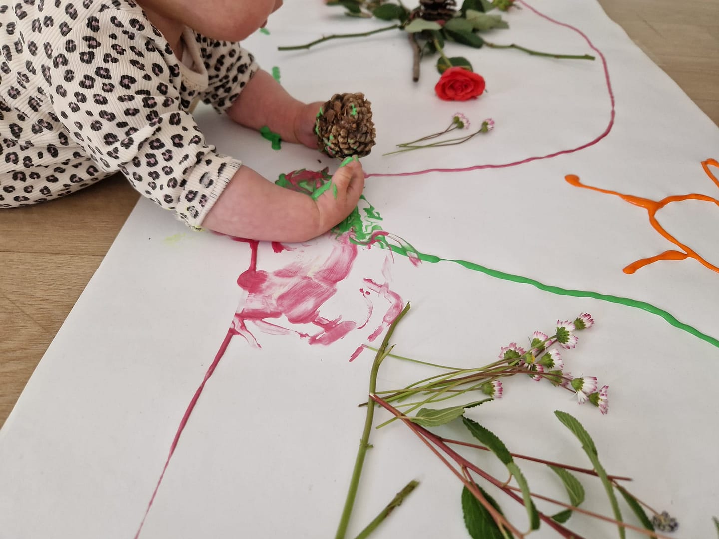 Enfant explore un espace d'une micro crèche privée à Gières : Bébéclic