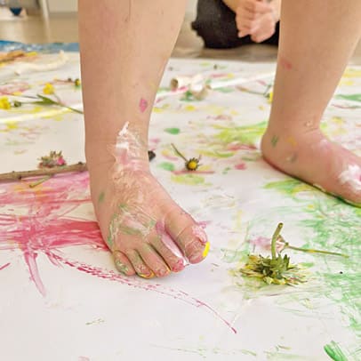 Enfant avec libertée motrice de la crèche Bébéclic à Gières
